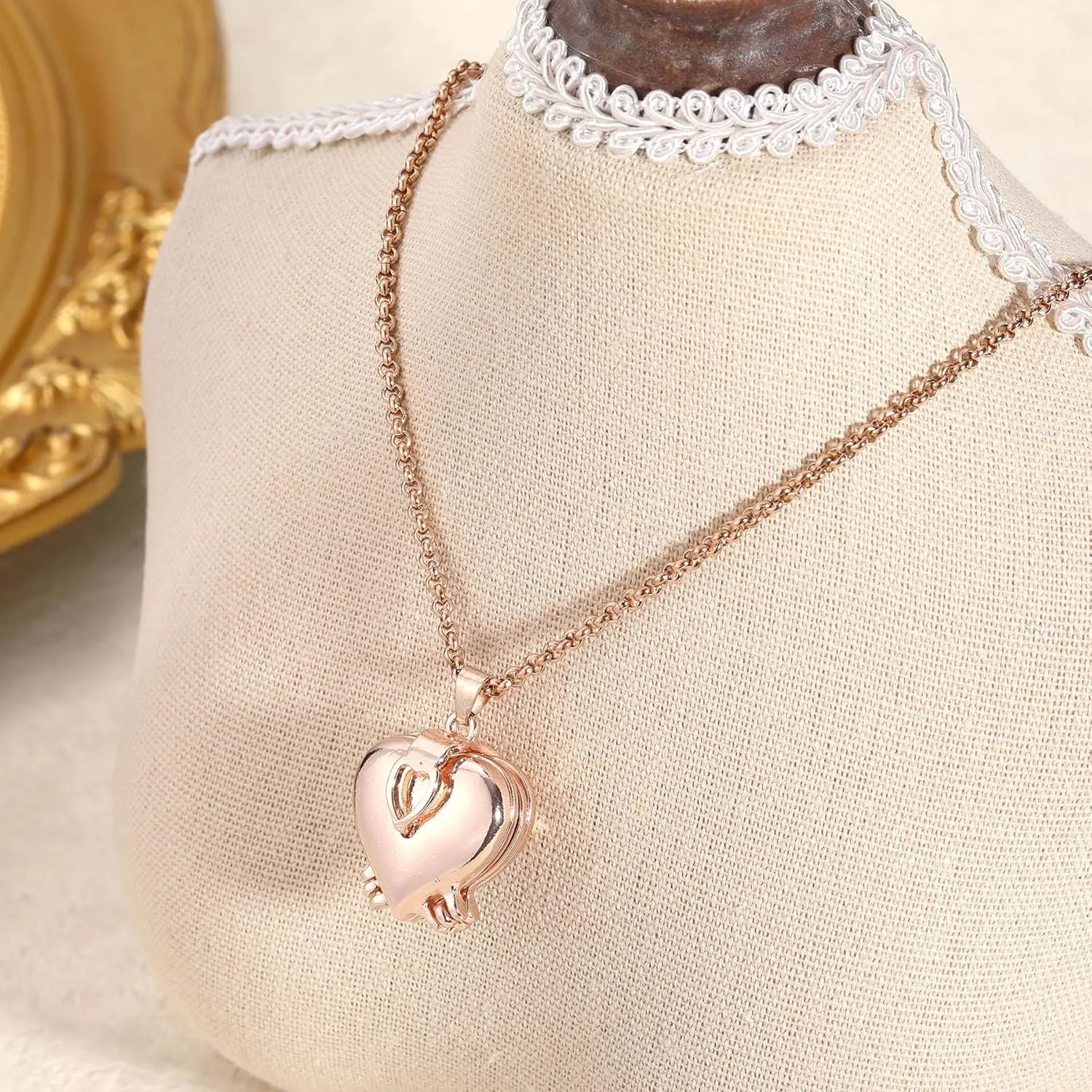 MeMeDIY Personalized Heart Locket Necklace That Holds 4 Photos Custom Photo Pendant Necklace for Women/Mom Expanding Gold Plated Vintage Locket