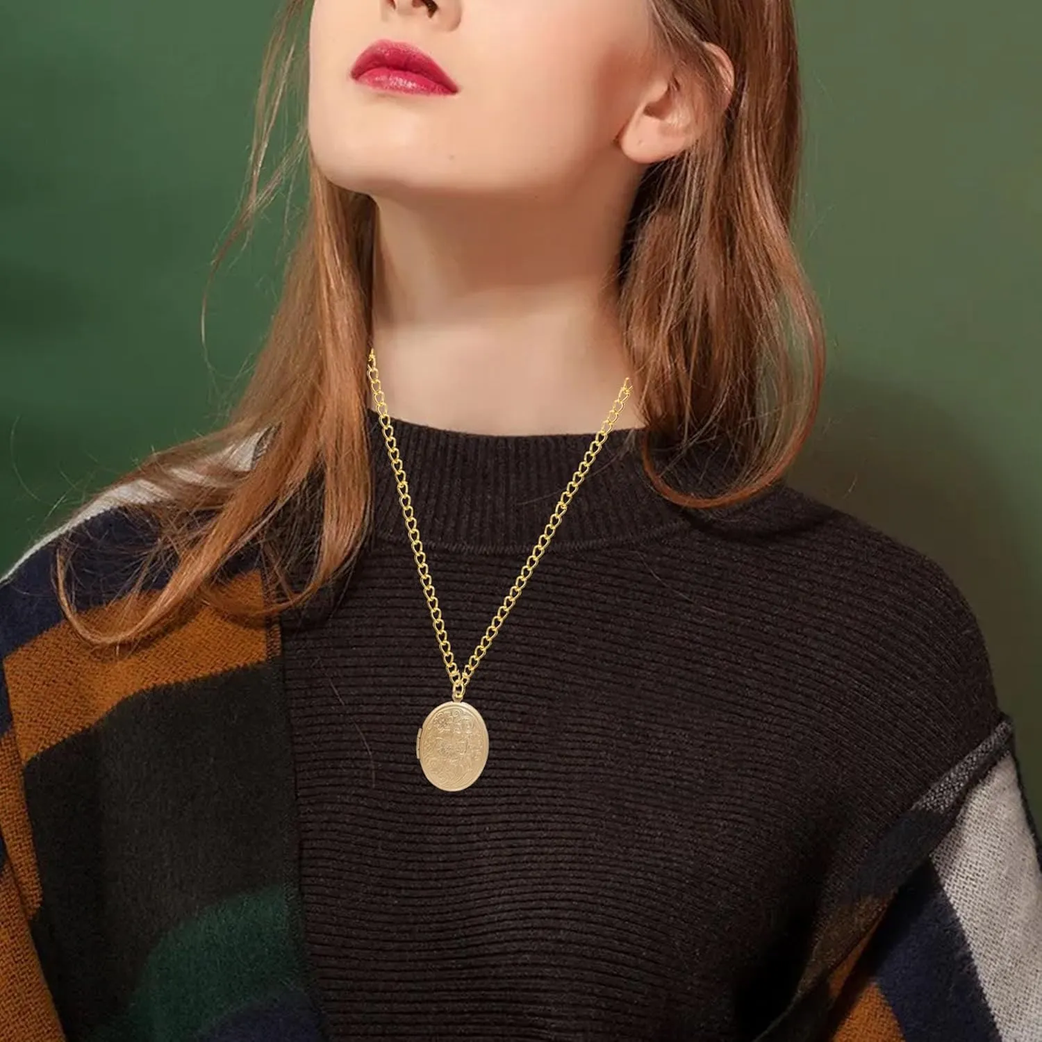 Vintage Engraved Flower Empaistic Photo Locket Hold Picture Oval Round Pendant Necklace Antique Carved Pattern Souvenir Memorial Clavicle Jewelry for Women